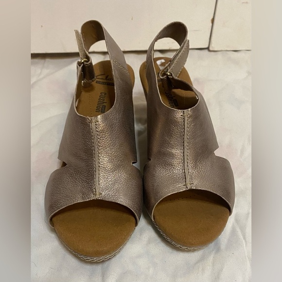 New Clarks Women's Helio Float Fashion Metallic Pewter Wedge Sandals Size 6.5M - Picture 1 of 7